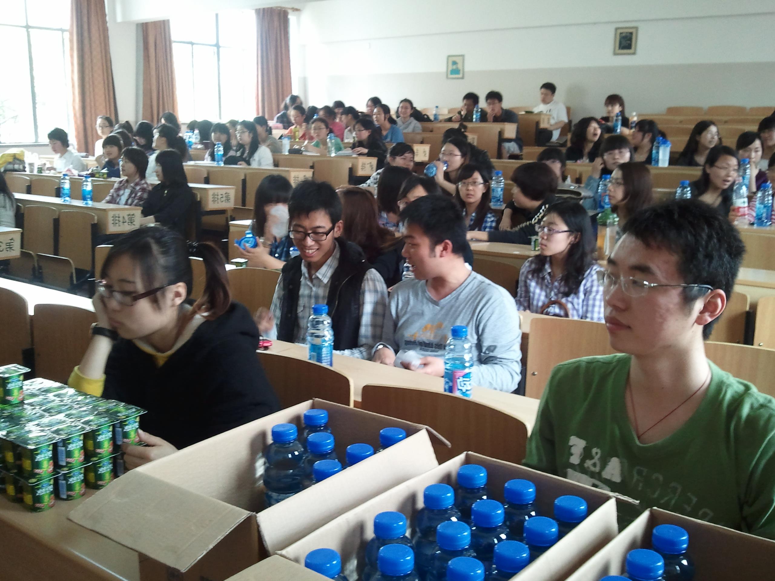 校友为参与讲座的同学贴心准备饮料酸奶